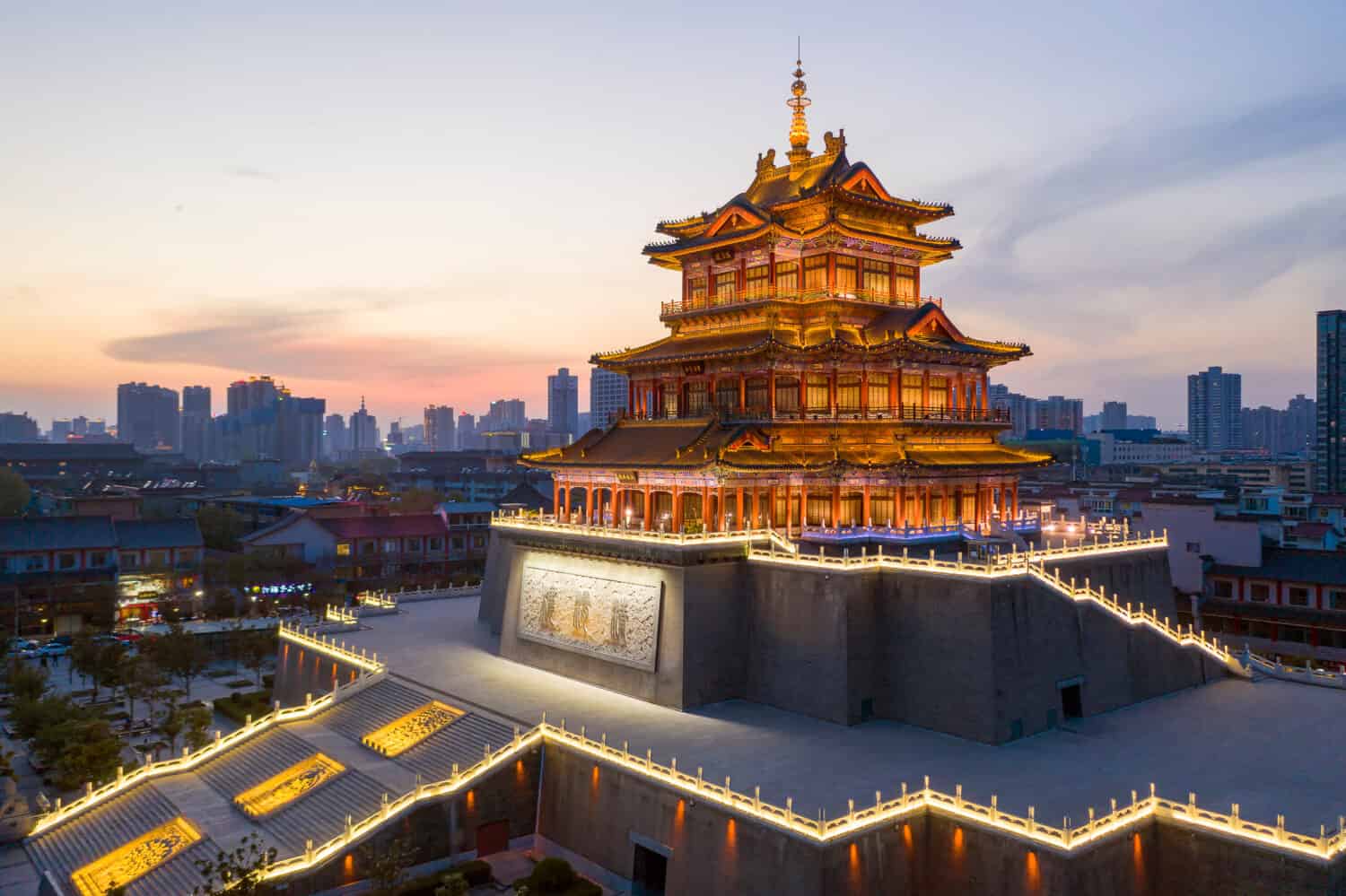 Architettura antica cinese: Torre Qingwei, costruita durante la dinastia Song.  Si trova lungo il fiume Weihe nella città di Xianyang, nella provincia dello Shaanxi.