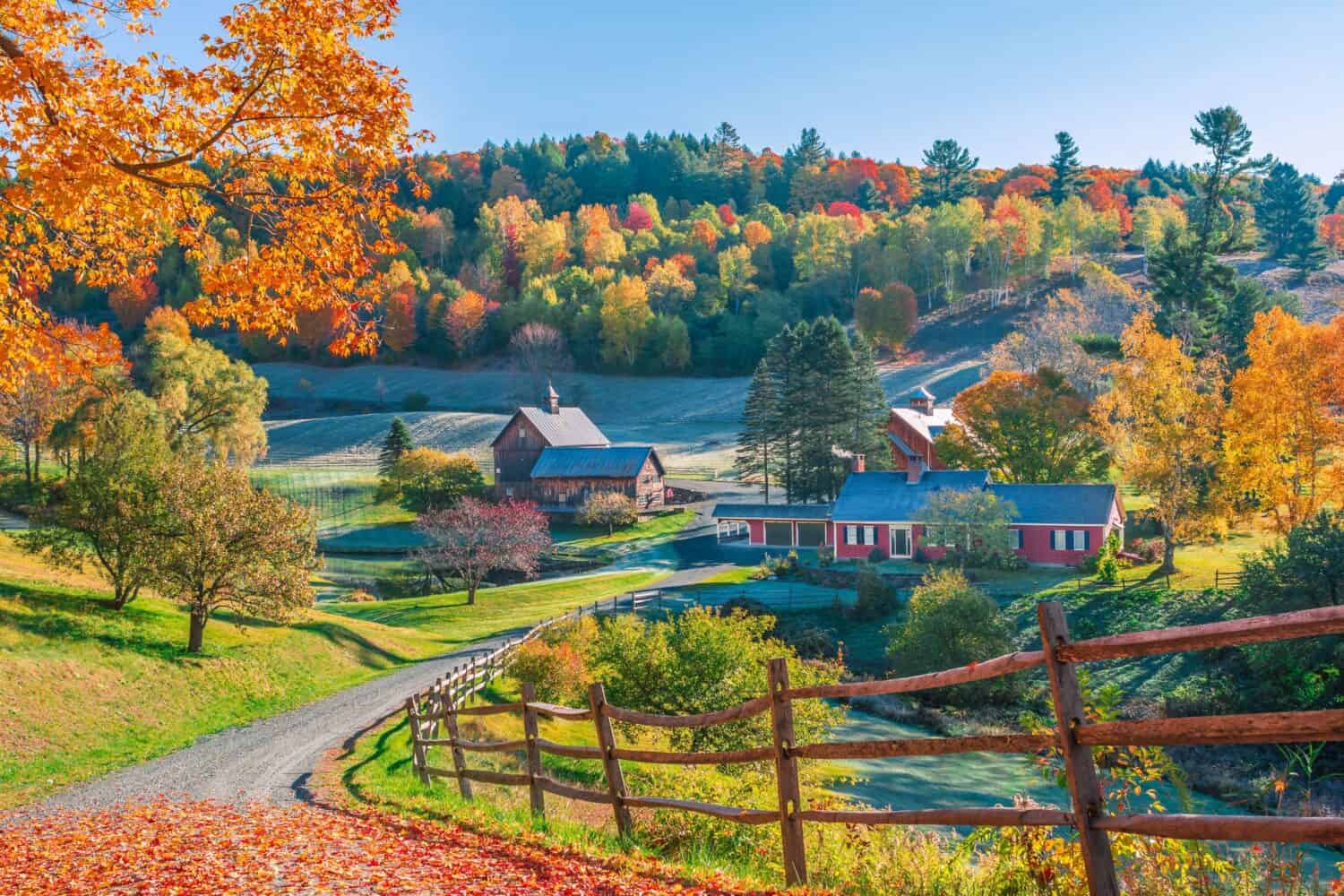Una scena del fogliame autunnale delle case a Woodstock, nelle montagne del Vermont