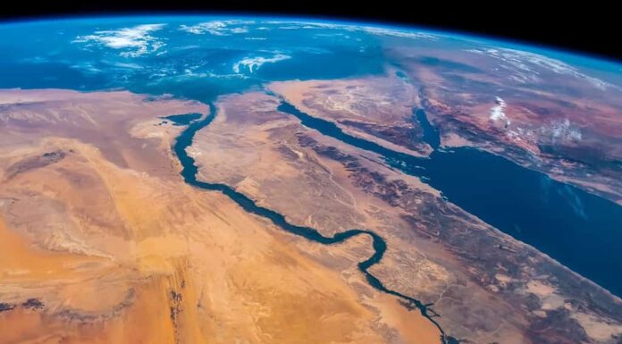 Veduta aerea del fiume Nilo, del Mar Rosso e del Mar Mediterraneo.  Egitto, Arabia Saudita, Israele e Giordania visti dallo spazio.  Vista satellitare.  Elementi di questa immagine forniti dalla NASA.