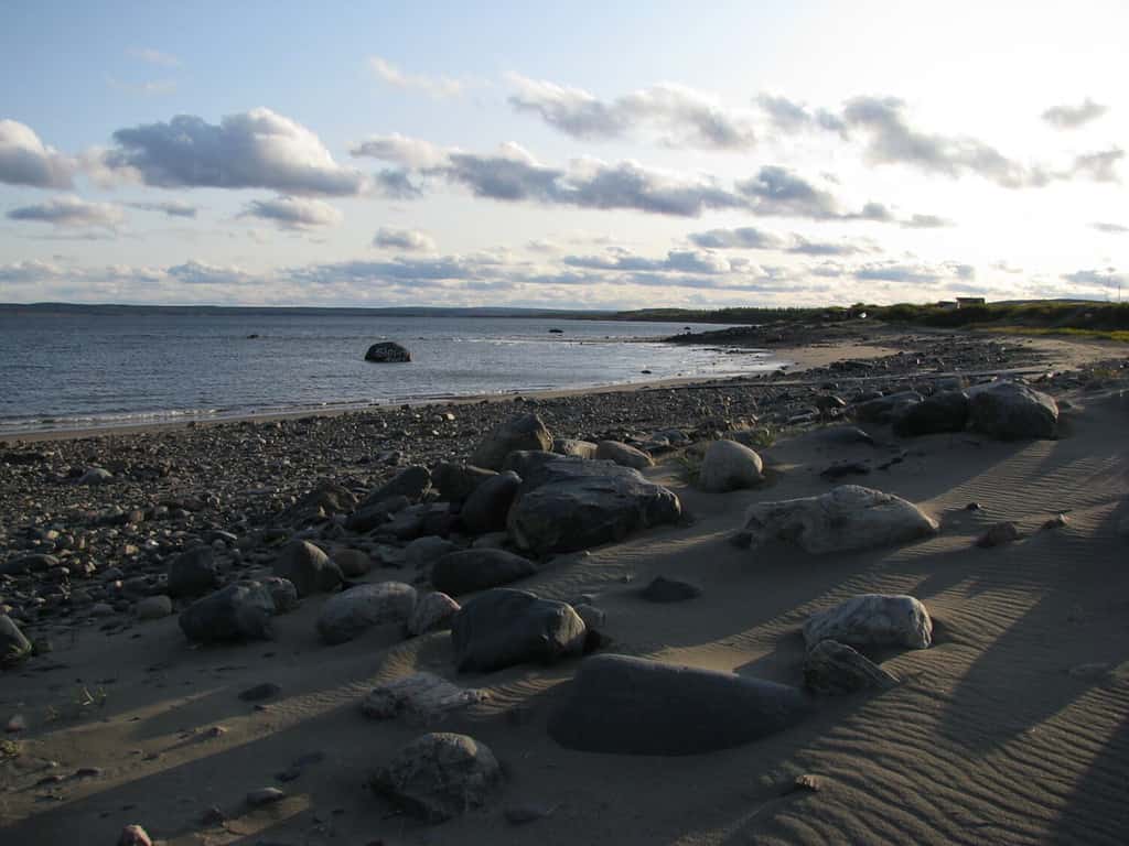 Fiume Koksoak, spiaggia di Kuujjuaq, Nunavik, Quebec, Canada