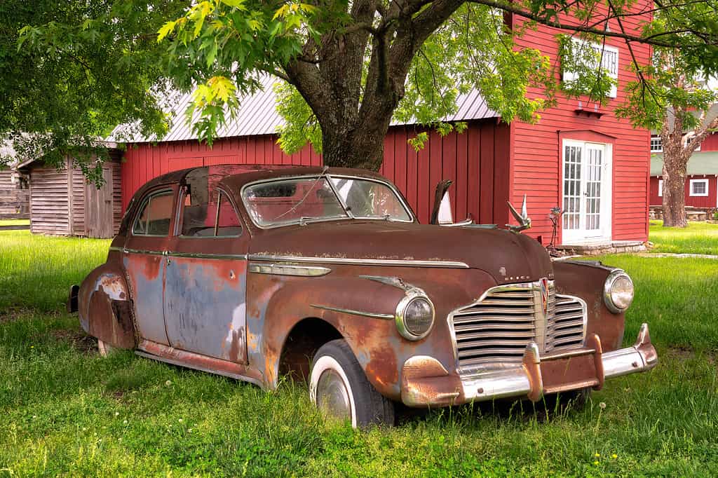 Una Buick si trova di fronte a un edificio rosso a Red Oak II nella contea di Jasper, nel Missouri
