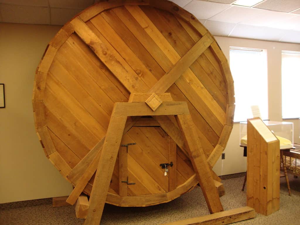 Un gigantesco tapis roulant in legno simile a un criceto in mostra all'ospedale psichiatrico Glore di St. Joseph, MO