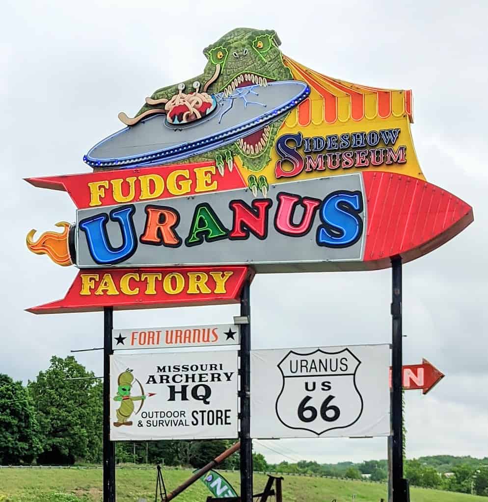 Segno colorato per Uranus Fudge Factory a St. Robert, Missouri.