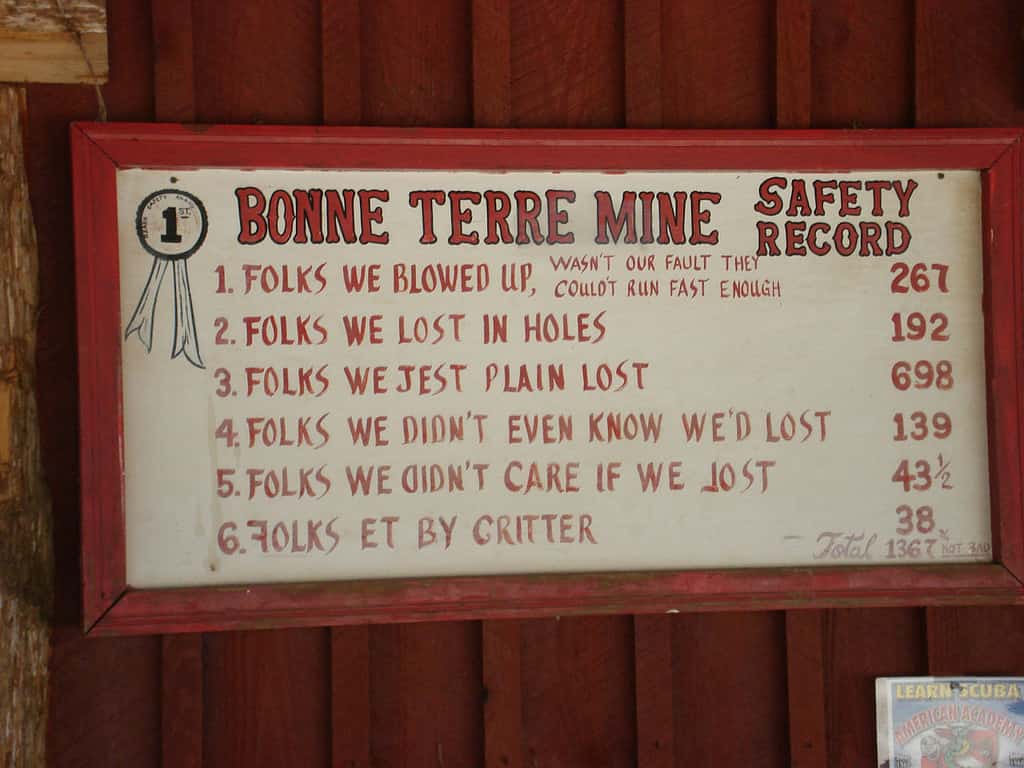 Cartello "Sicurezza" fuori dal negozio di articoli da regalo nella miniera di Bonne Terre, Missouri
