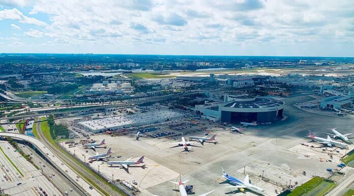 Aerei delle compagnie aeree americane, aerei sulla rampa dell'aeroporto internazionale di Miami