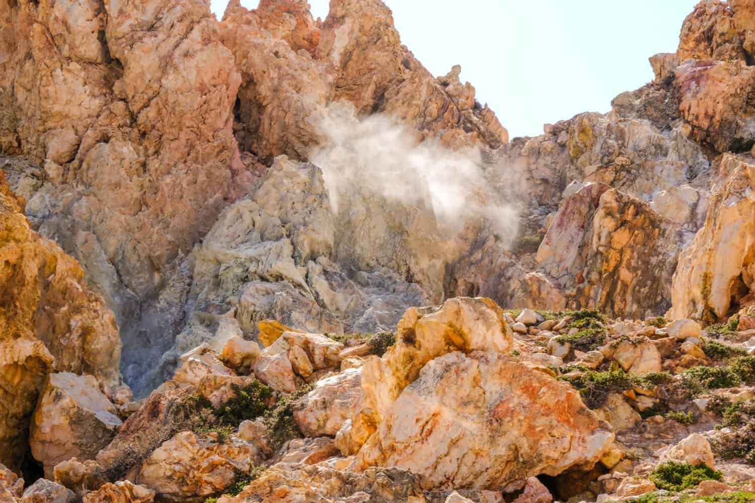 Fumarola a Milos.  Il gas solforico caldo è uscito dal vecchio vulcano sull'isola greca di Milos.