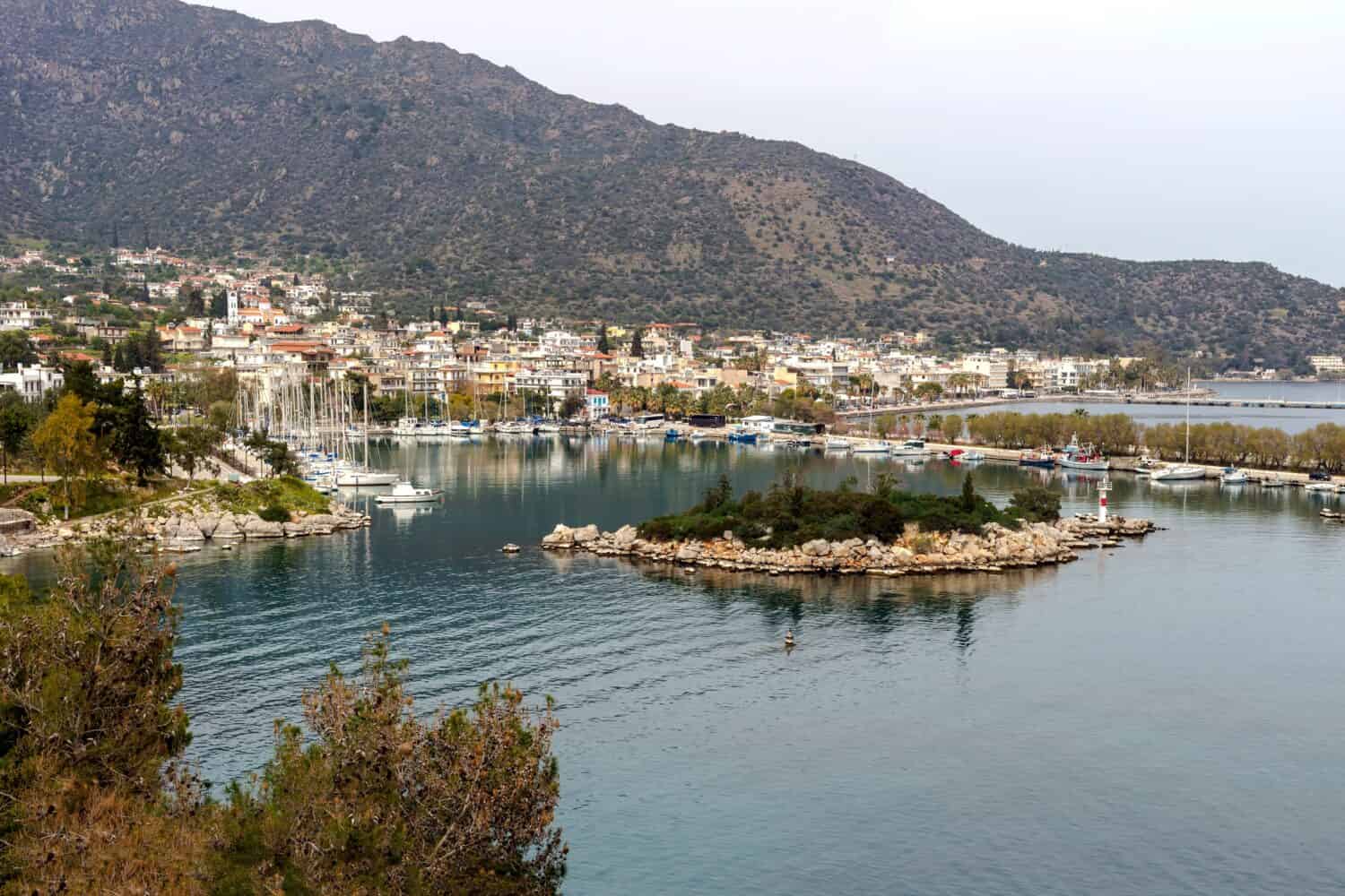 La penisola vulcanica di Methana in Grecia.  Vista sulle montagne, sul mare e sulla località balneare.