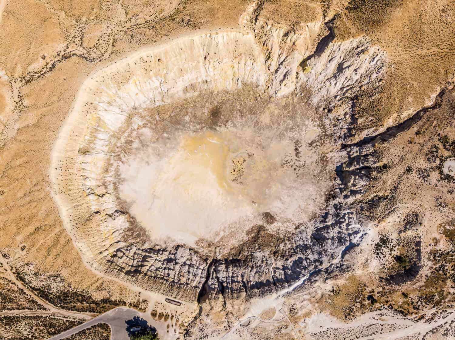 Cratere del vulcano Nisyros dall'alto 