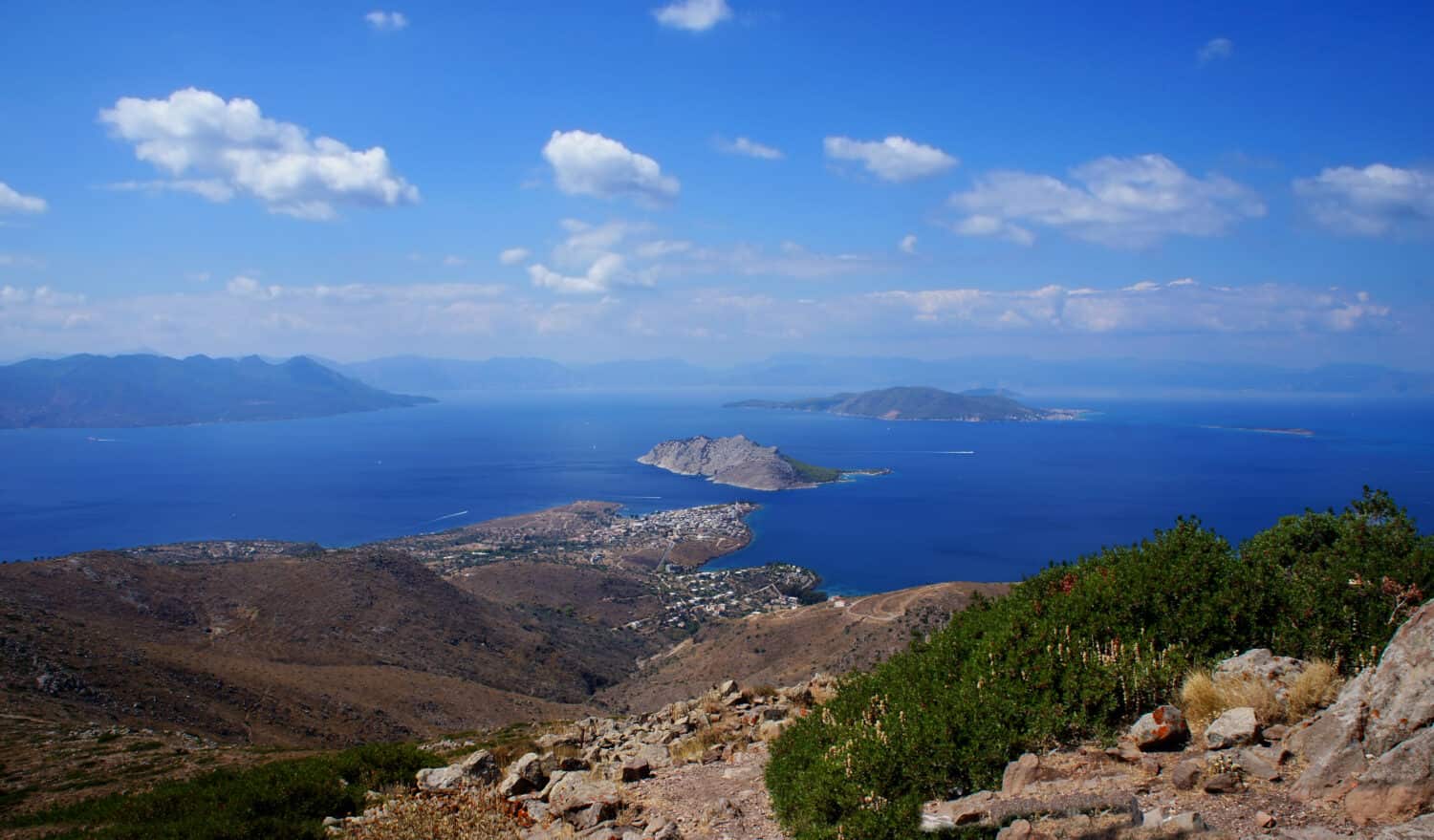 Vista panoramica dall'alto della collina dell'isola di Egina, Grecia.
