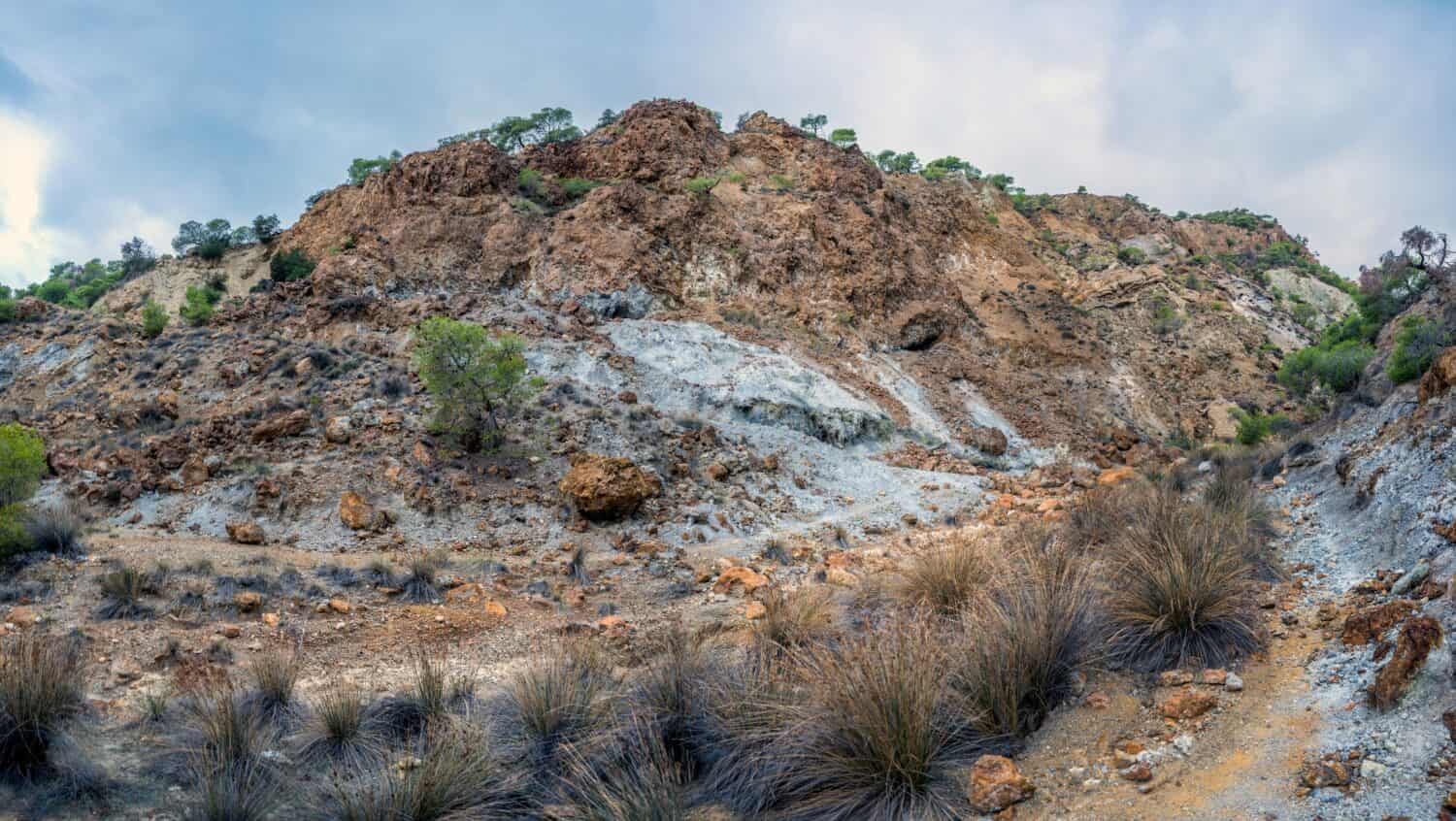 Fotografia scattata all'interno del vulcano Sousaki in Attika, Grecia.  80 km da Atene.