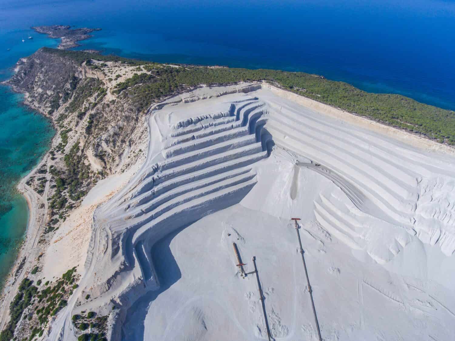 Veduta aerea dei terrazzamenti della cava a cielo aperto.  Isola di Gyali in Grecia.