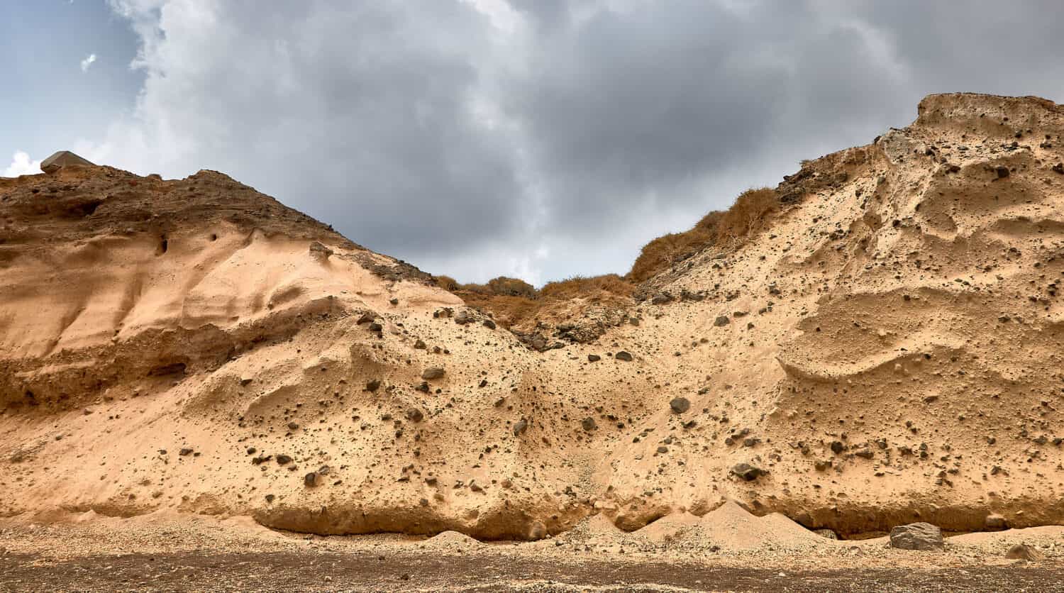 Rocce vulcaniche sulla spiaggia di Capo Kolumbo a Santorini