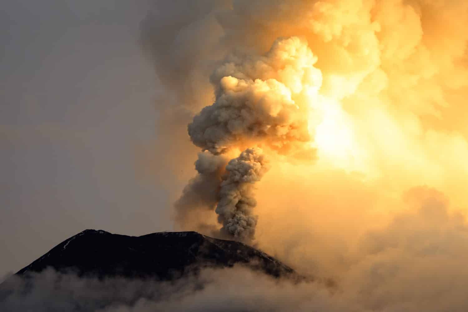 vulcano in eruzione cenere vulcanica fumo incredibile esplosione natura geologia mozzafiato vulcanica potente esplosione del vulcano tungurahua il 6 maggio 2013 ecuador sud america vulcano in eruzione cenere vulcanica