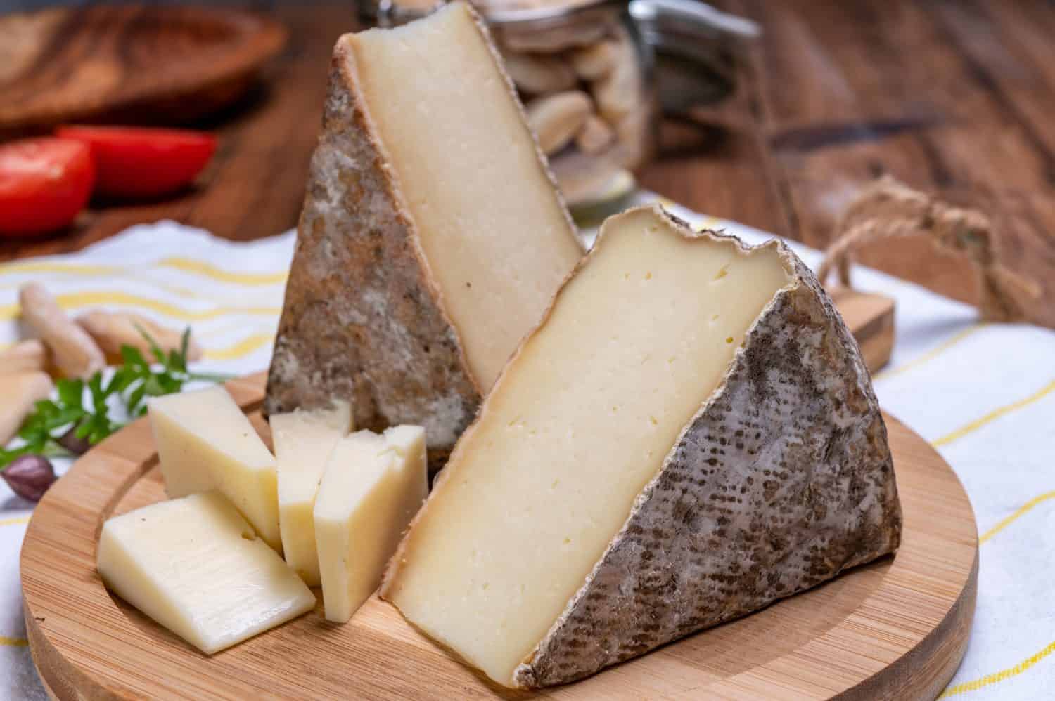 Pezzi di formaggio tomme de montagne o tomme de savoie a base di latte vaccino nelle Alpi francesi.