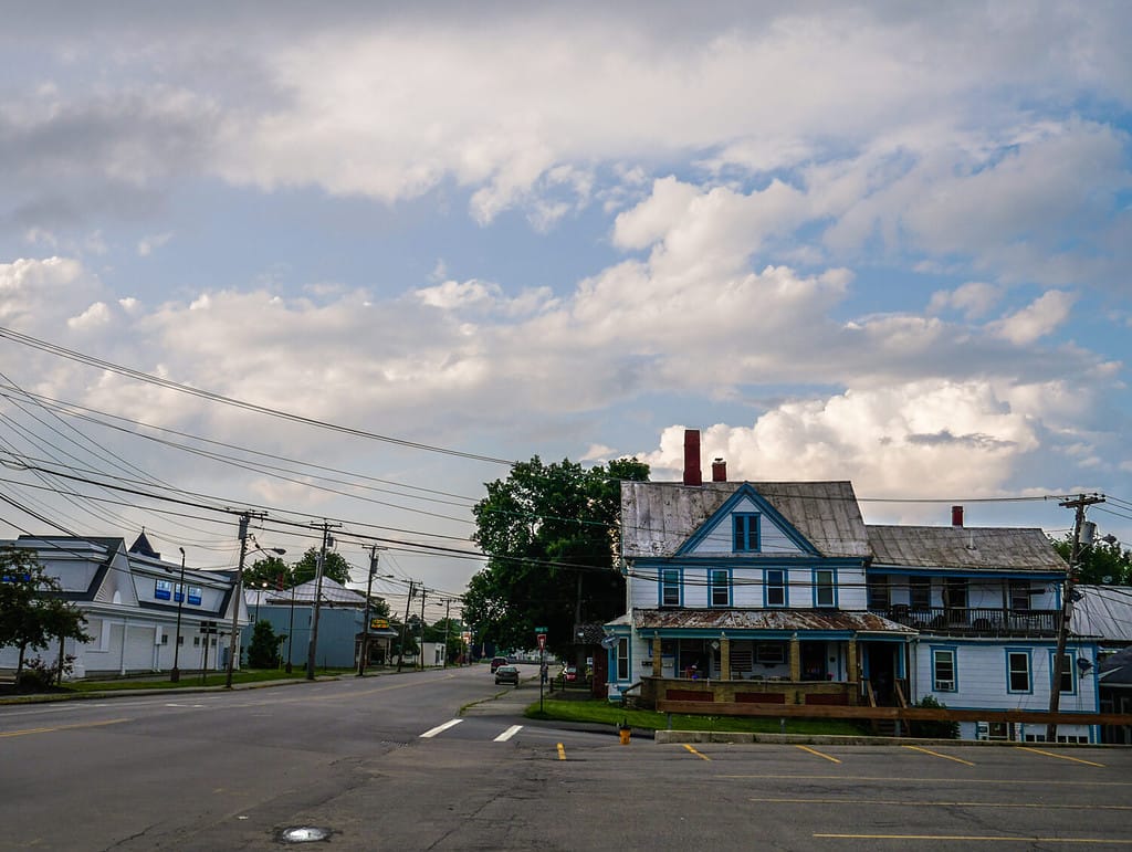 Una vista serale di Waterville, nel Maine.  Una bellissima cittadina della regione del New England negli Stati Uniti