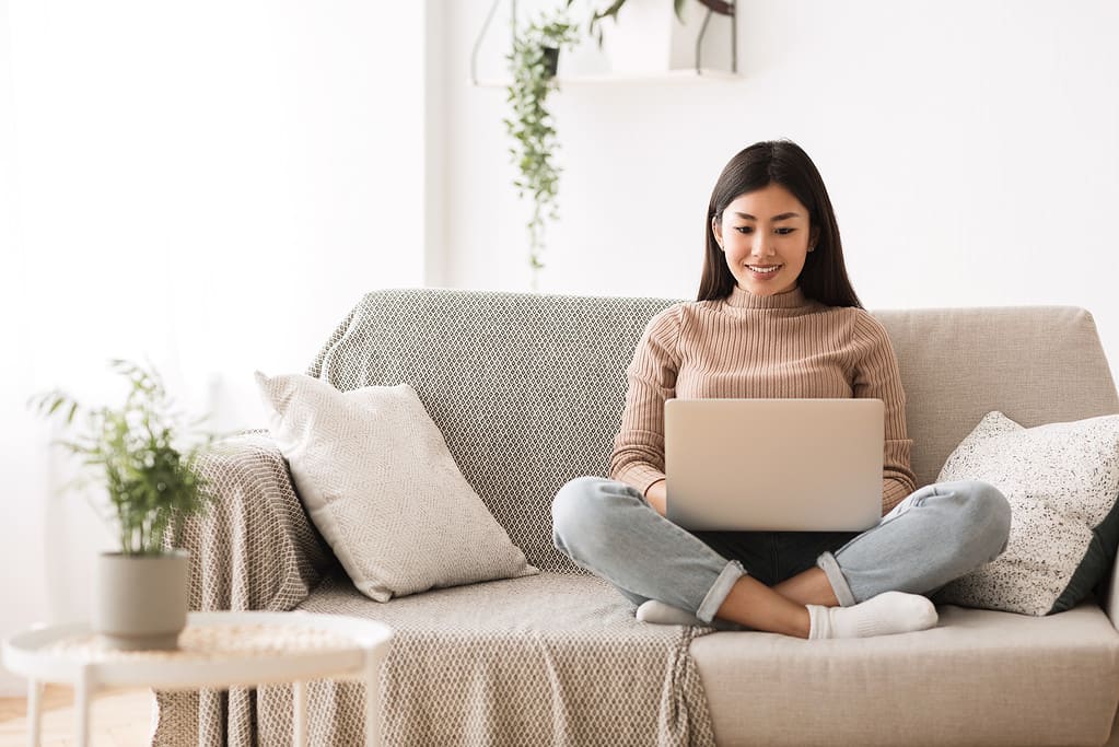 Ragazza che esplora opportunità di lavoro online sul portatile