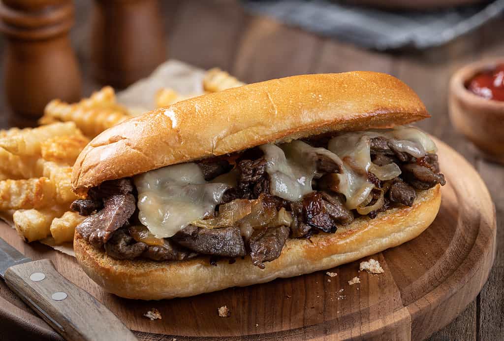 Panino con cheesesteak di Philly e patatine fritte