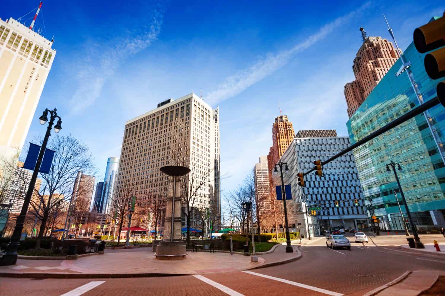 Parco e piazza del Campus Martius a Detroit, Michigan, Stati Uniti.  Piste di pattinaggio sul ghiaccio nel Michigan