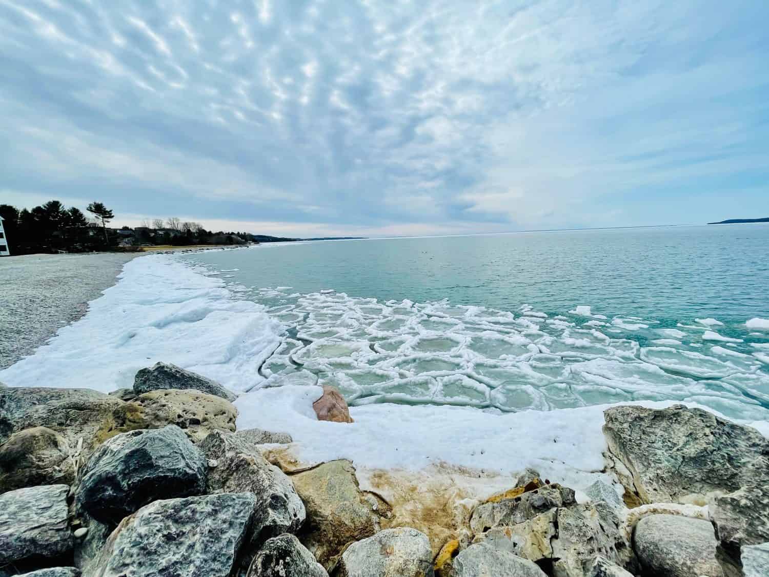 Inverno a Petoskey, litorale del Michigan, piste di pattinaggio sul ghiaccio nel Michigan