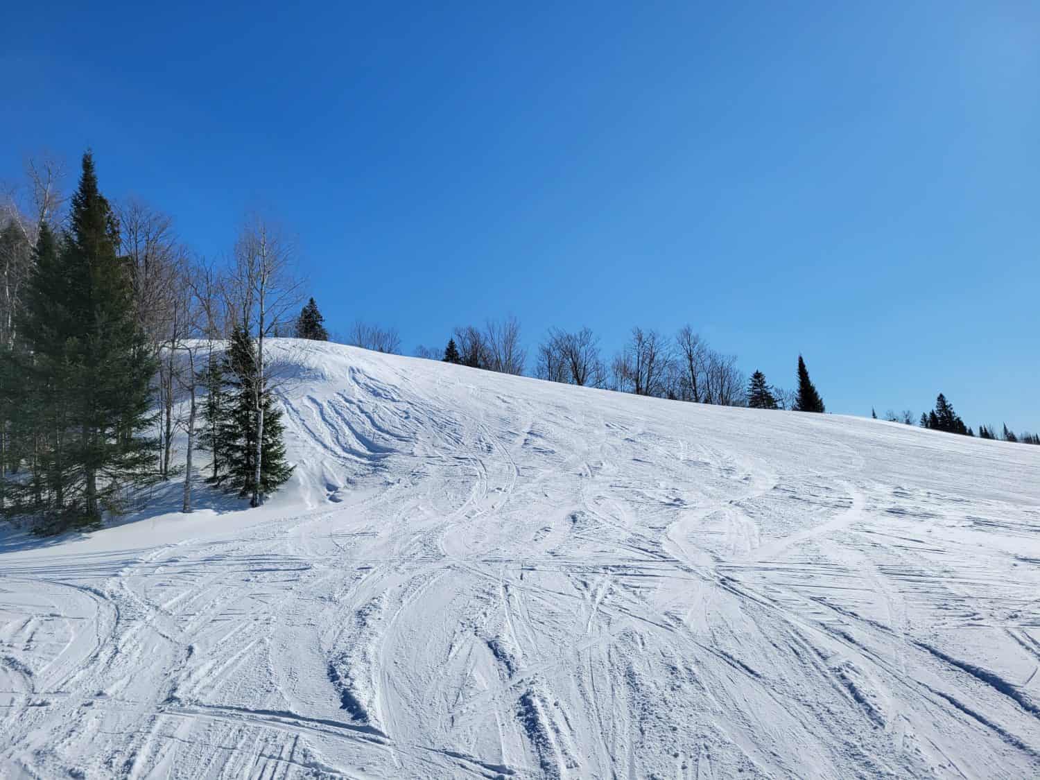 Rilassanti colline sciistiche di Sault Ste Marie, piste di pattinaggio sul ghiaccio nel Michigan