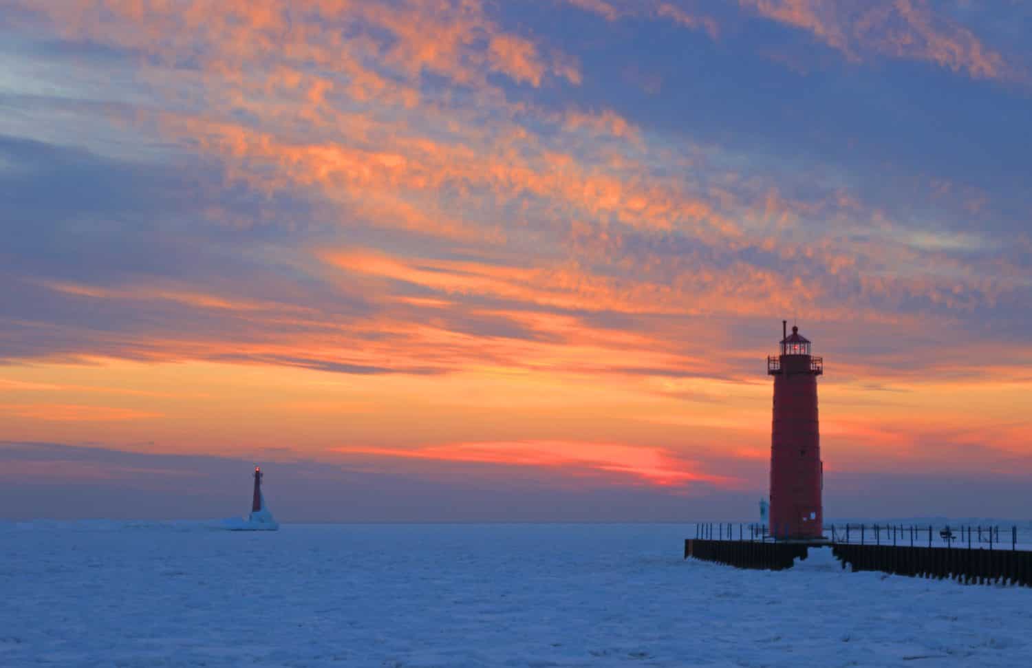 tramonto/fari in inverno/paesaggio invernale, piste di pattinaggio sul ghiaccio nel Michigan