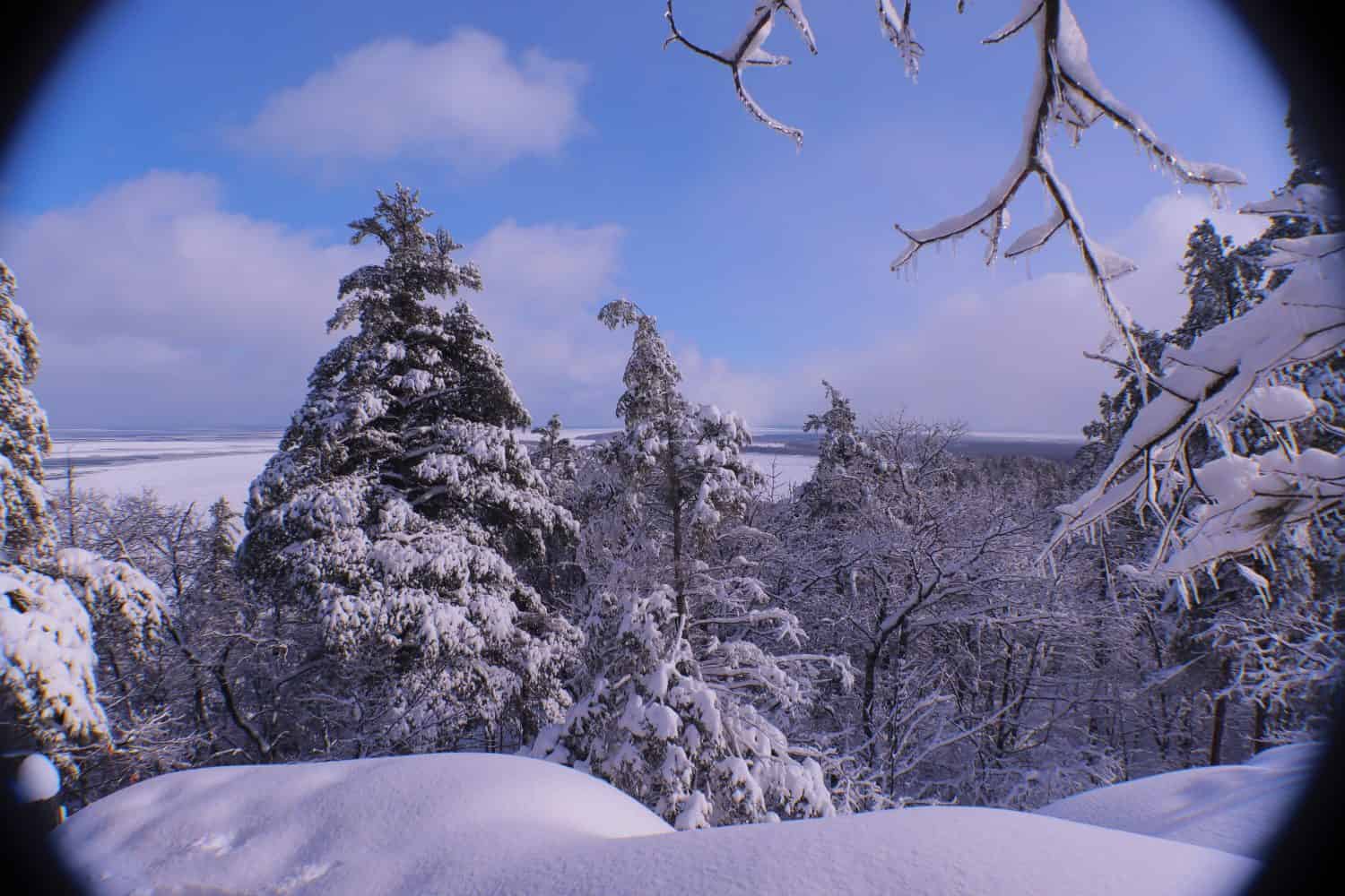 La vista dal Pan di Zucchero, dopo una tempesta di neve.  Marquette Michigan.  Piste di pattinaggio sul ghiaccio nel Michigan