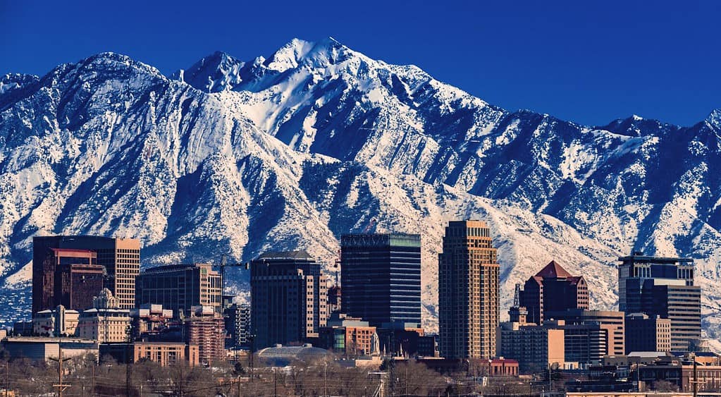 Un manto nevoso da record nelle montagne Wasatch dietro lo skyline del centro di Salt Lake City, Utah.