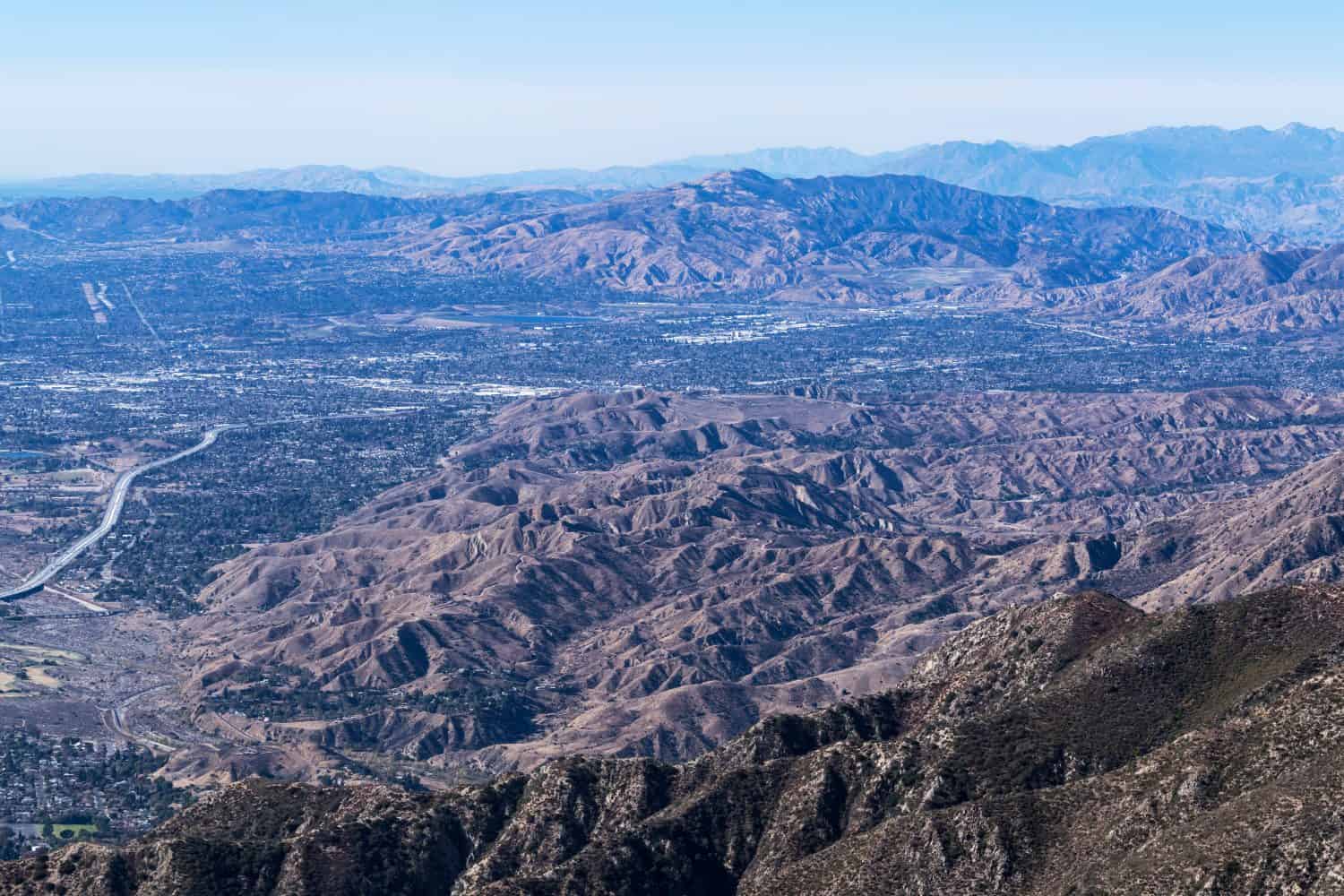 Vista aerea verso Sylmar e Pacoima nella zona della San Fernando Valley di Los Angeles California.  