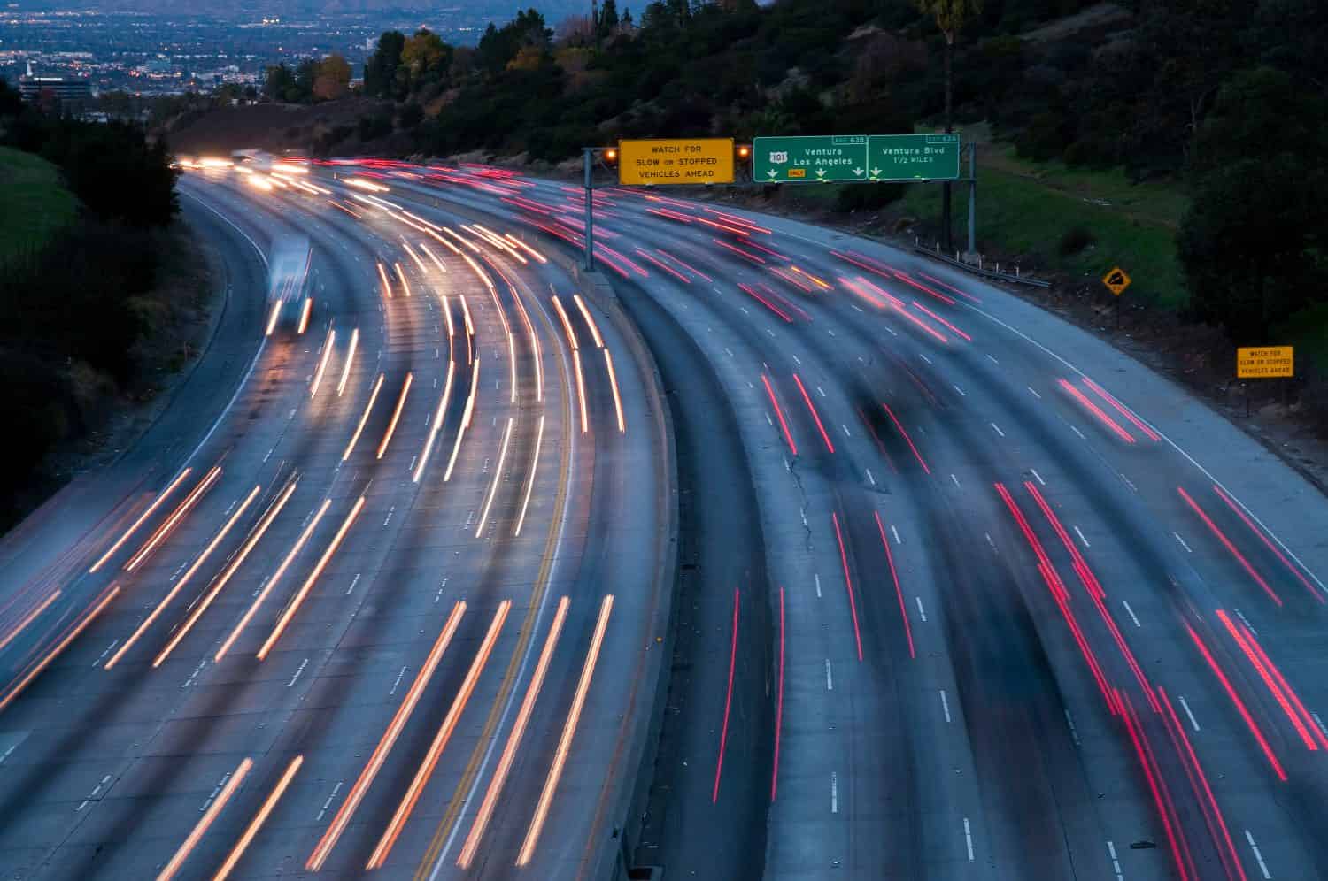 Luci auto sfocate al crepuscolo, Interstate 405, Los Angeles, California, USA