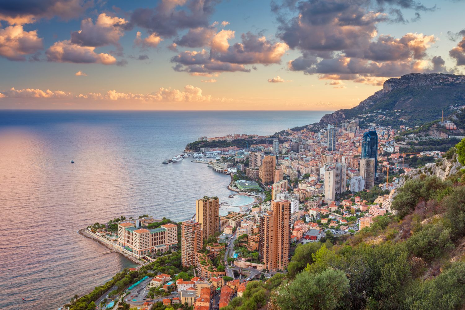 Monaco.  Immagine del paesaggio urbano di Monte Carlo, Monaco durante il tramonto estivo.