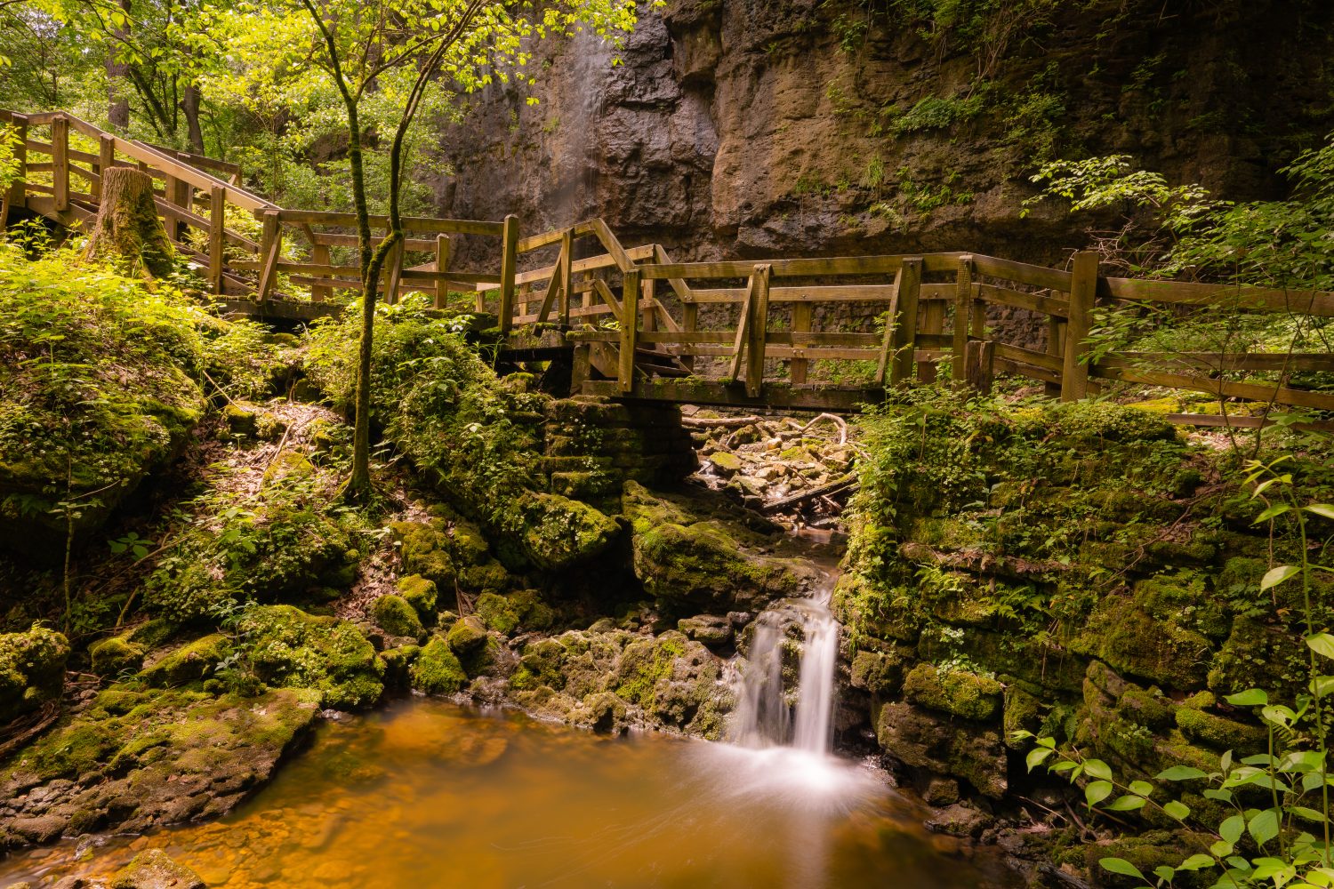 Scena serena di acqua che scorre dolcemente a Clifton Gorge State Nature Preserve nell'Ohio occidentale. 