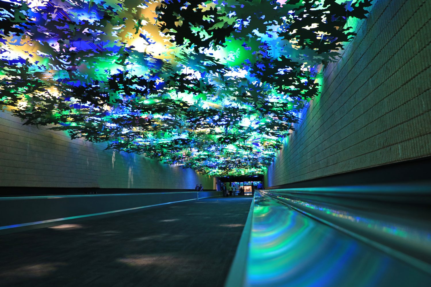 Il colorato e divertente Light Tunnel sotterraneo dell'aeroporto di Atlanta, che collega l'Atrio A con l'Atrio B.