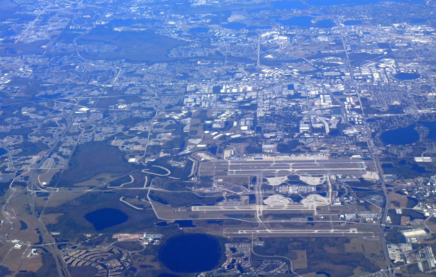 Veduta aerea dell'aeroporto internazionale di Orlando, vicino a Orlando, in Florida, uno degli aeroporti più trafficati della Florida.