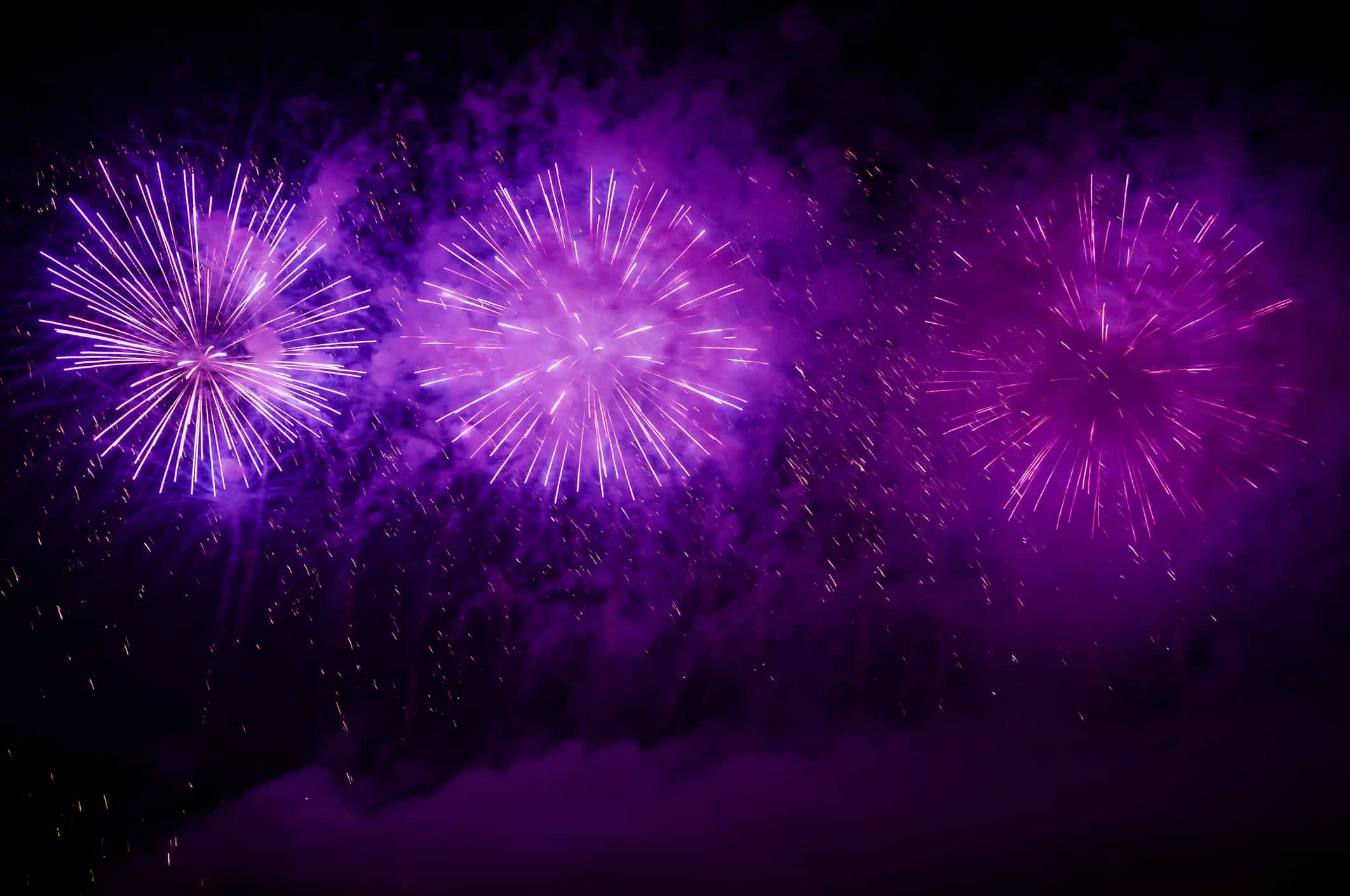 Fuochi d'artificio viola nel cielo notturno