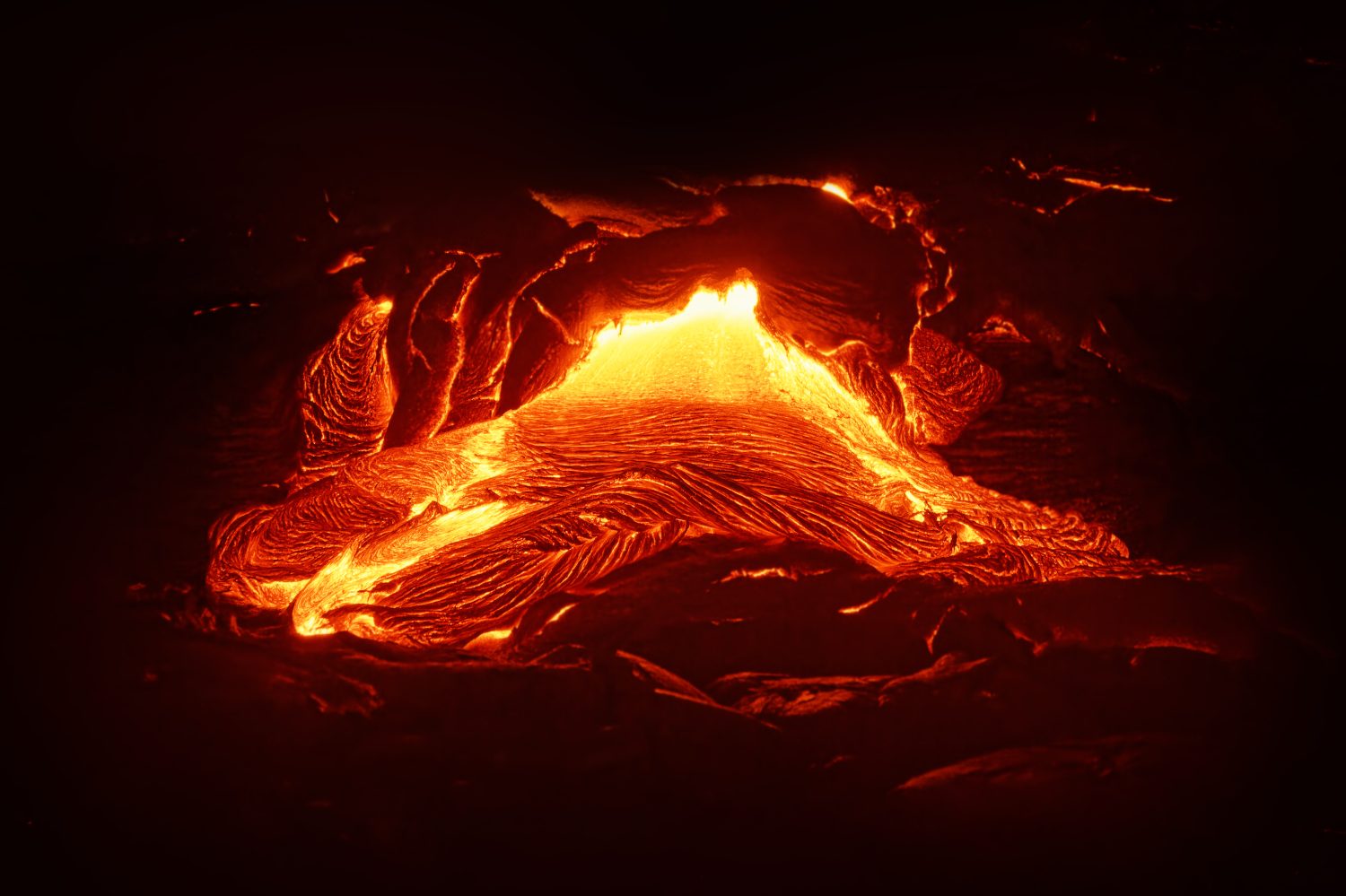 Vista dettagliata di un flusso di lava attivo, il magma caldo emerge da una fessura nella terra, la lava luminosa appare in forti gialli e rossi - Località: Hawaii, Big Island, vulcano "Kilauea"