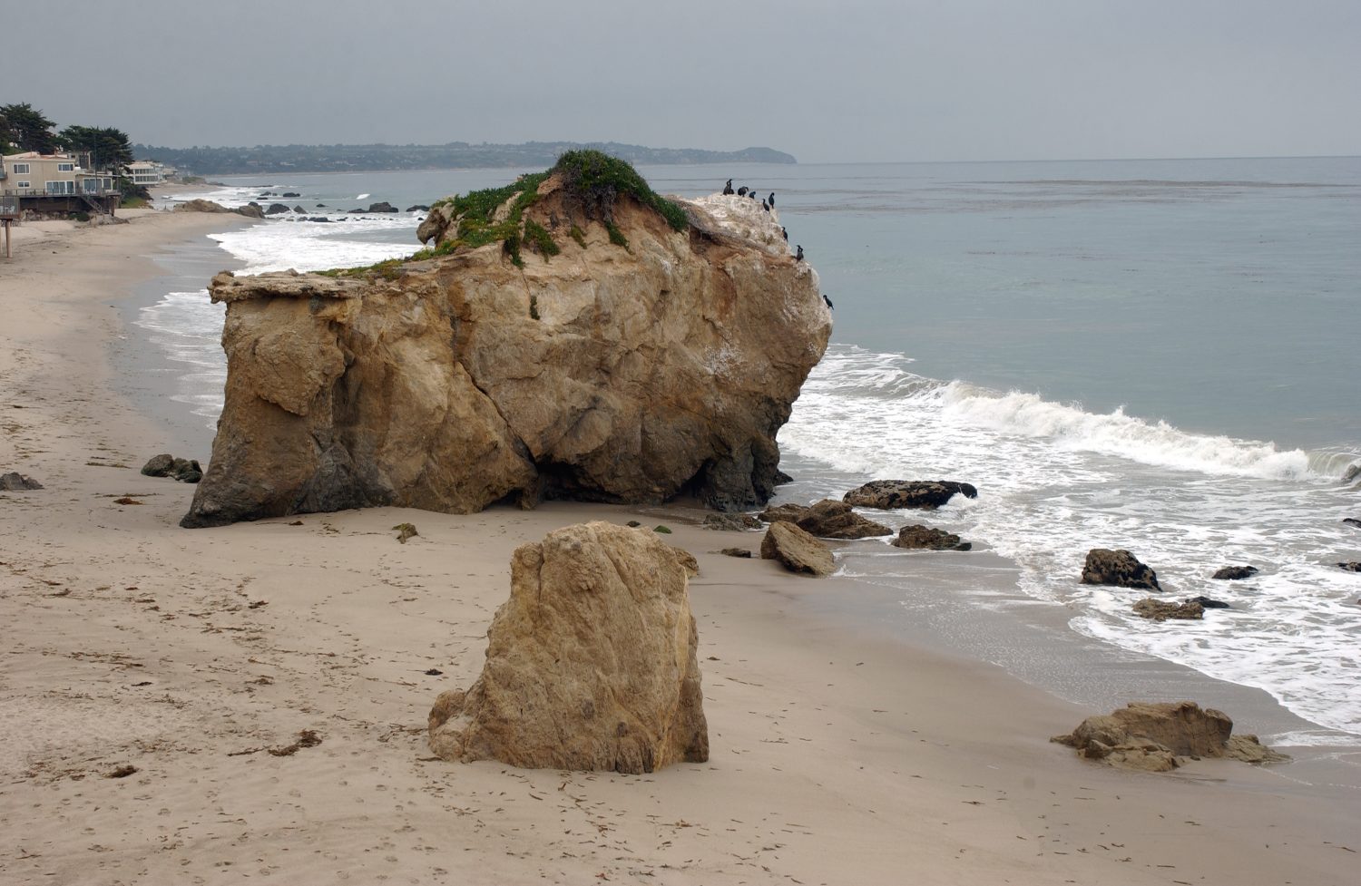   Rocce lungo Leo Carillo Beach nel sud della California con onde che si infrangono lungo la spiaggia