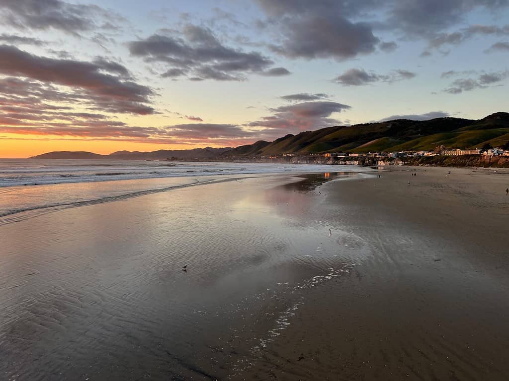 Tramonto della California sulla spiaggia sabbiosa di Pismo sull'Oceano Pacifico.