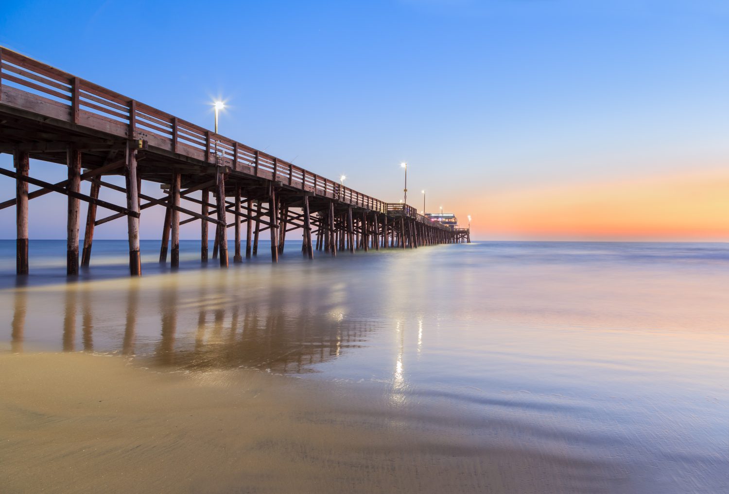 Molo Balboa a Newport Beach, California dopo il tramonto, Stati Uniti