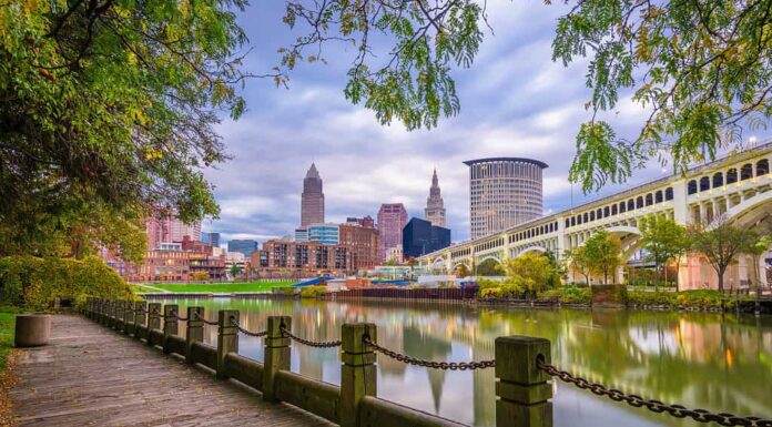 Cleveland, Ohio, Stati Uniti d'America skyline del centro sul fiume Cuyahoga al crepuscolo.