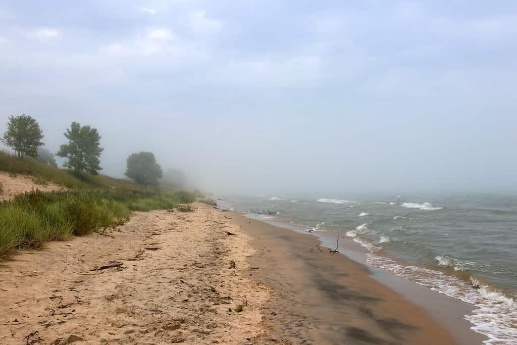 Bellissimo sfondo naturale del Midwest.  Paesaggio estivo con nebbia sul lago Michigan e spiaggia al Kohler-Andrae state Park, area di Sheboygan, Wisconsin, Stati Uniti.