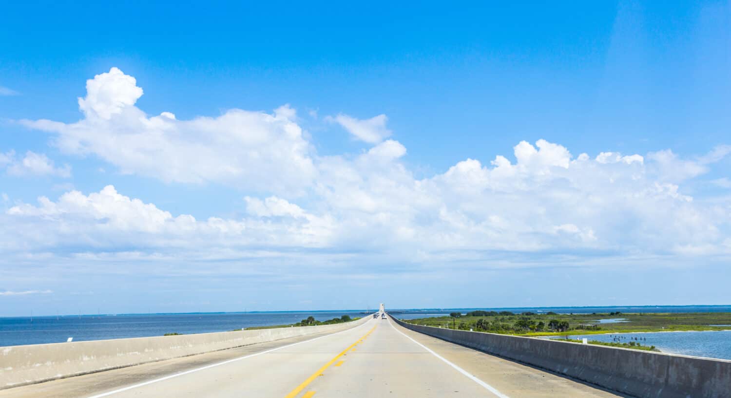 attraversando il ponte di Dauphin Island a Dauphin Island, USA