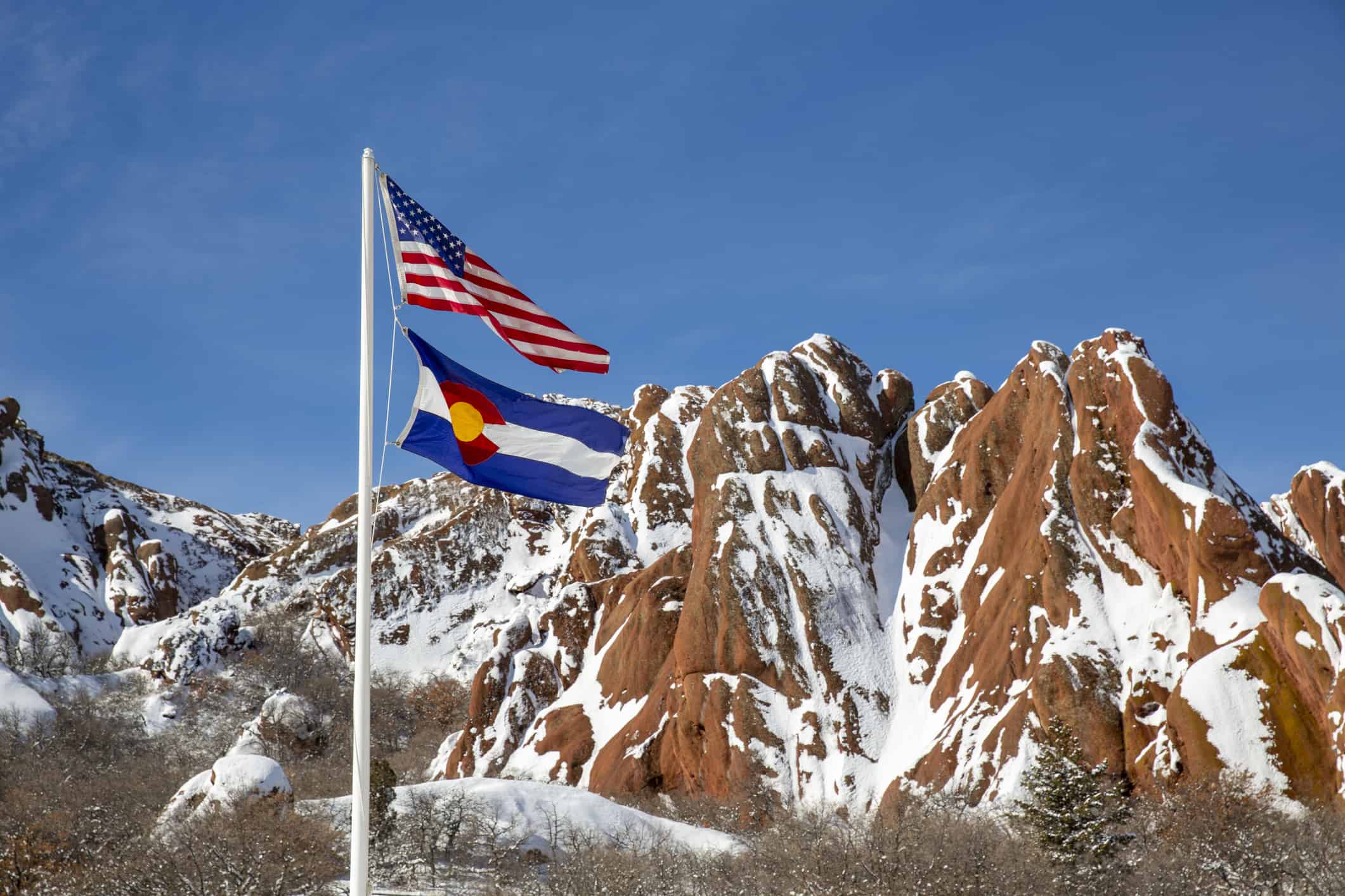 Bandiera degli Stati Uniti davanti alla formazione di roccia rossa al Roxborough State Park in Colorado