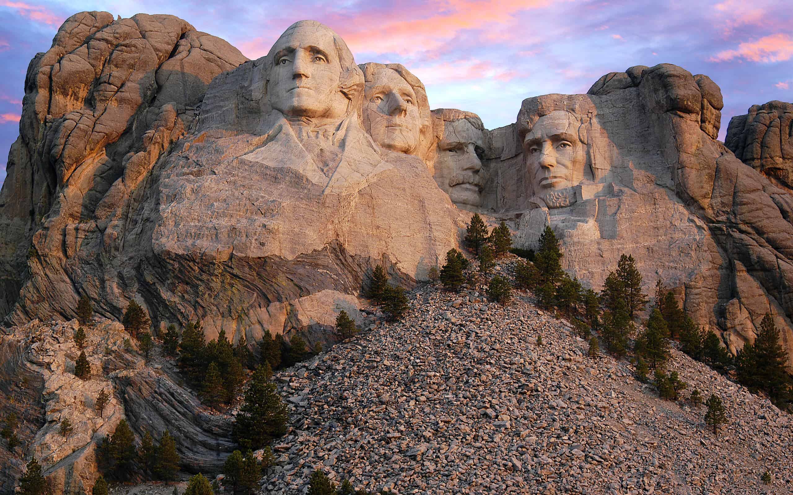 Mattina sul Monte Rushmore mentre il sole inizia a illuminare la catena montuosa.