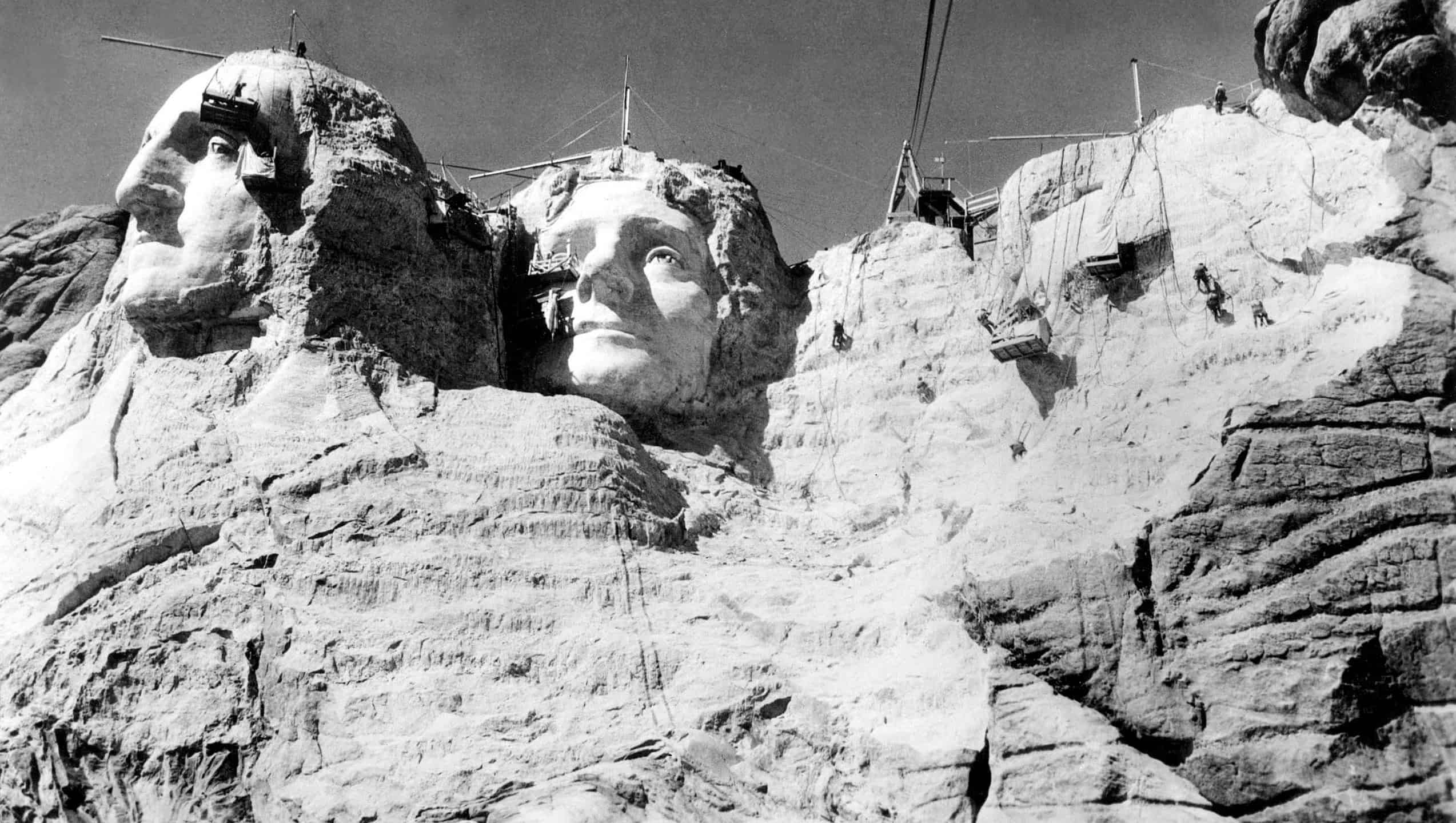 MOUNT RUSHMORE-La montagna in costruzione con Jefferson fu quasi completata nel 1937