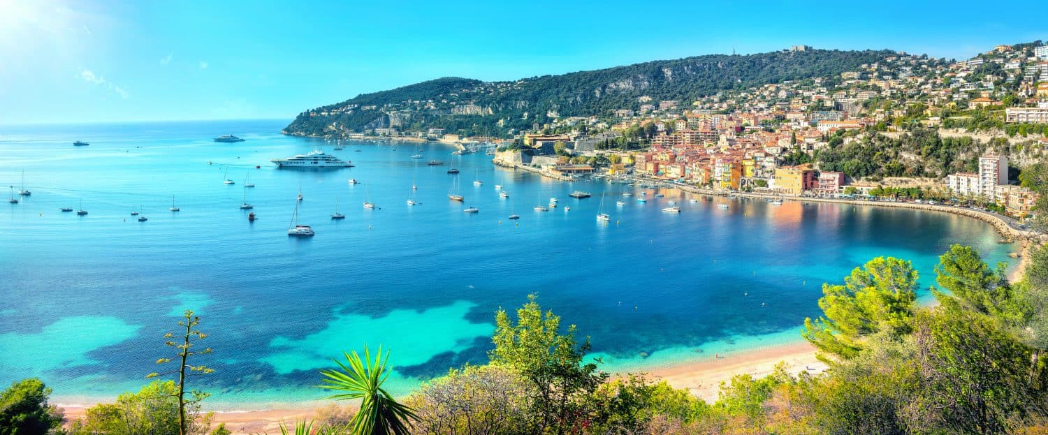 Vista panoramica sulla baia della Costa Azzurra e sulla località turistica di Villefranche sur Mer.  Costa Azzurra, Francia