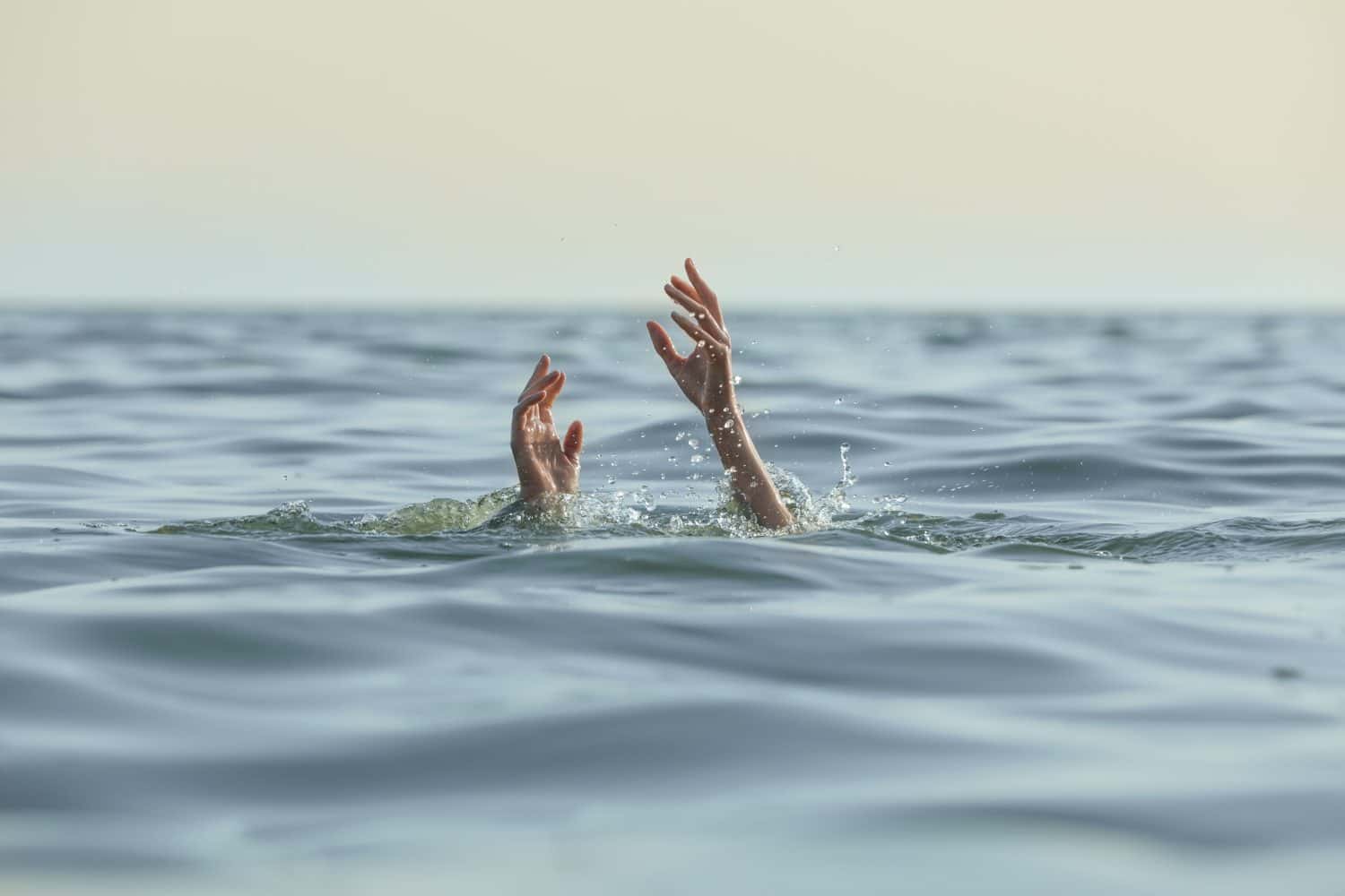 Donna che sta annegando mentre cerca aiuto in mare