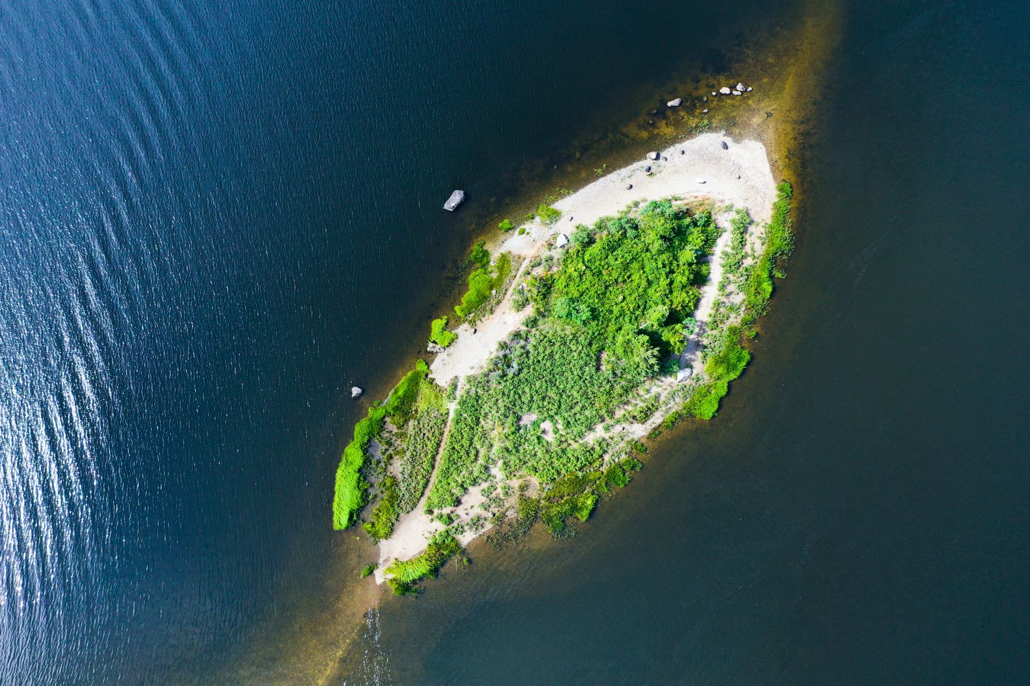 Veduta aerea tramite drone di Conspiracy Island alla confluenza dei fiumi Assonet e Taunton