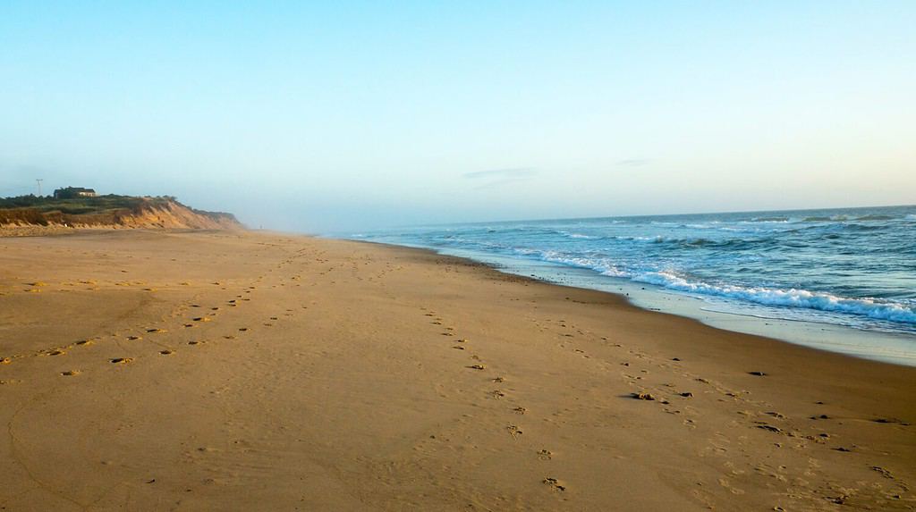 Alba dorata sulla spiaggia della guardia costiera a Cape Cod National Seashore a Eastham Massachusetts