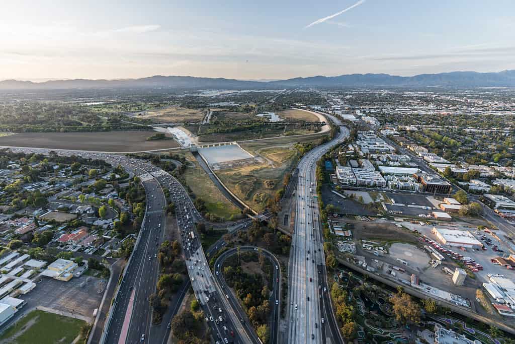 Vista aerea delle autostrade Ventura 101 e San Diego 405 nel bacino di Sepulveda nella zona della San Fernando Valley a Los Angeles, California.