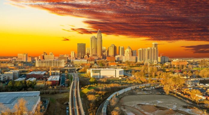 Una meravigliosa alba che domina lo skyline della città di Charlotte, North Carolina